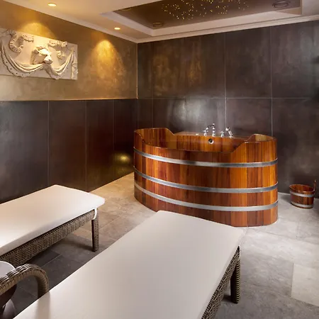 Clarion Grandhotel Zlaty Lev فندق 4*