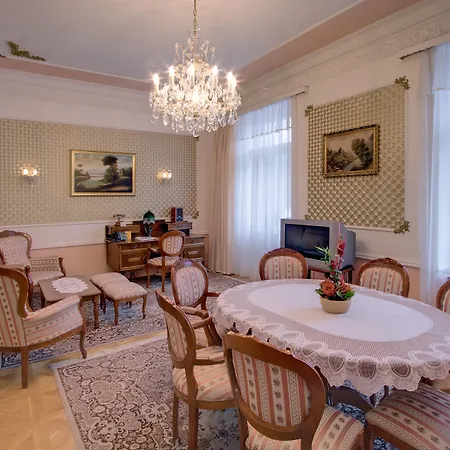 Clarion Grandhotel Zlaty Lev فندق 4*