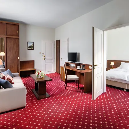 Clarion Grandhotel Zlaty Lev فندق 4*