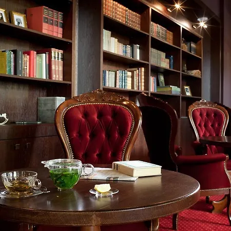 Clarion Grandhotel Zlaty Lev فندق